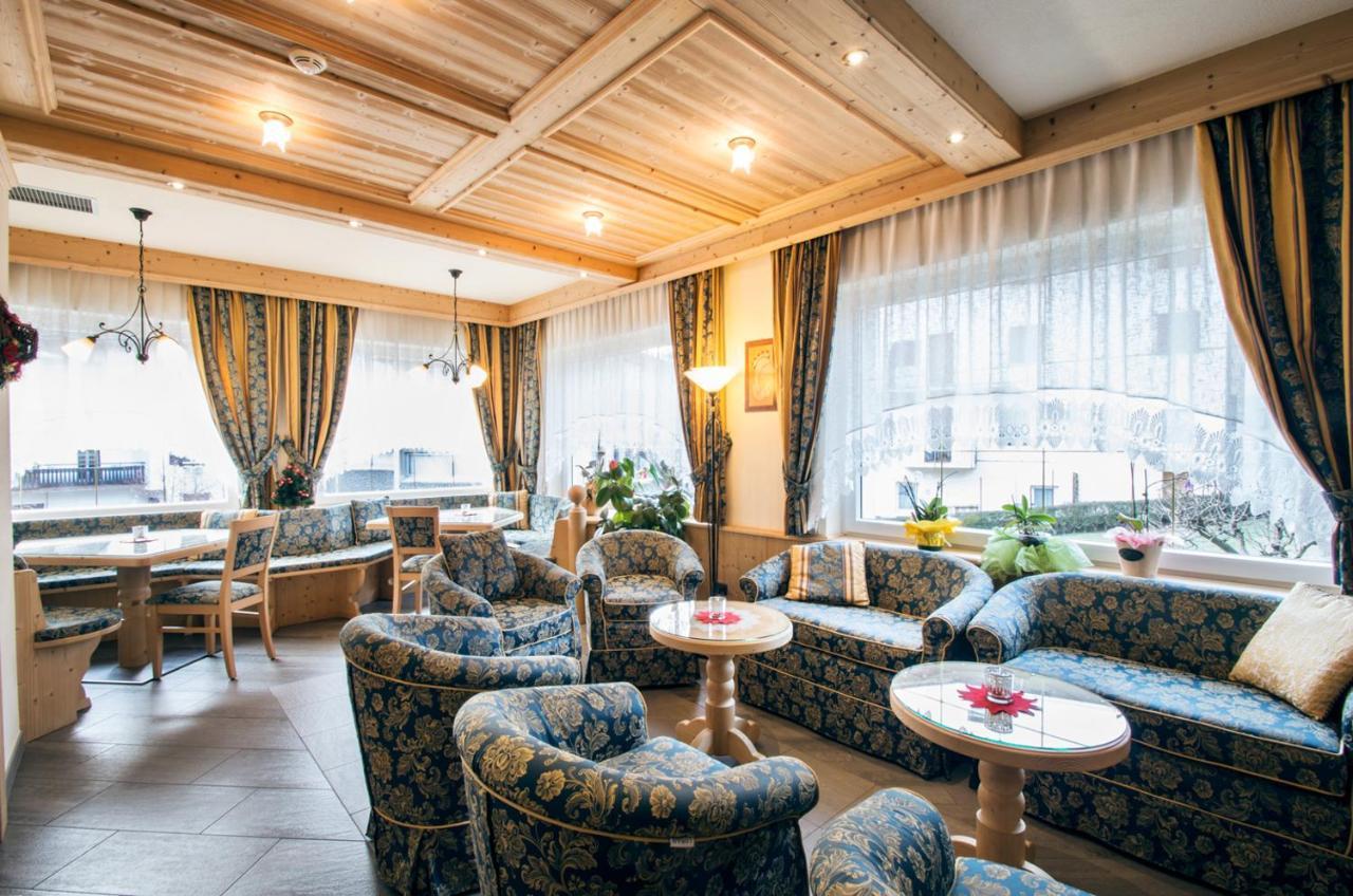 Hotel L'Ideale Моена Екстериор снимка