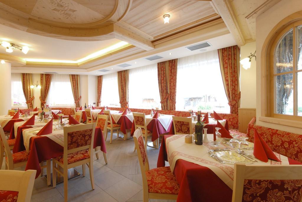 Hotel L'Ideale Моена Екстериор снимка