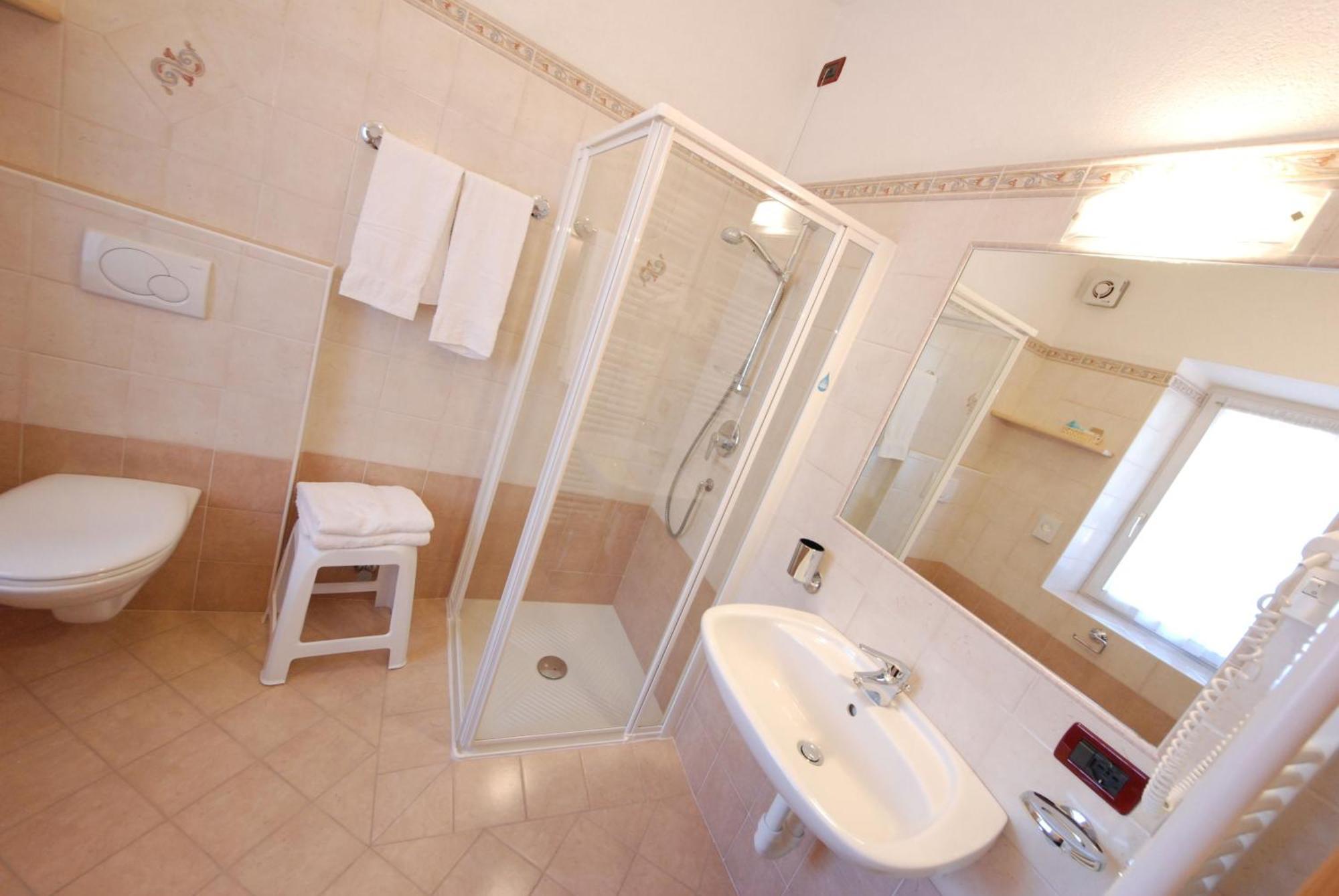 Hotel L'Ideale Моена Екстериор снимка