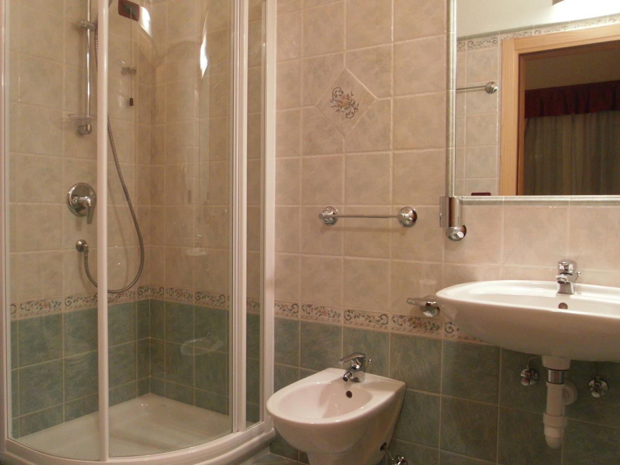 Hotel L'Ideale Моена Екстериор снимка