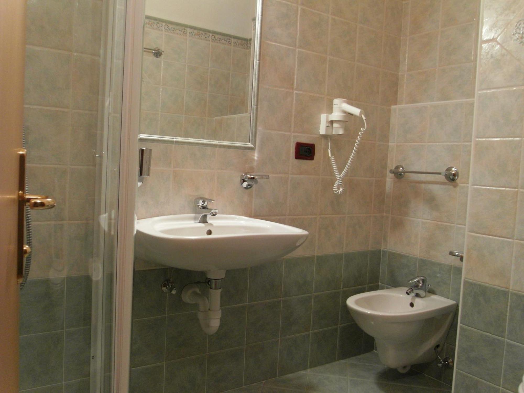 Hotel L'Ideale Моена Екстериор снимка