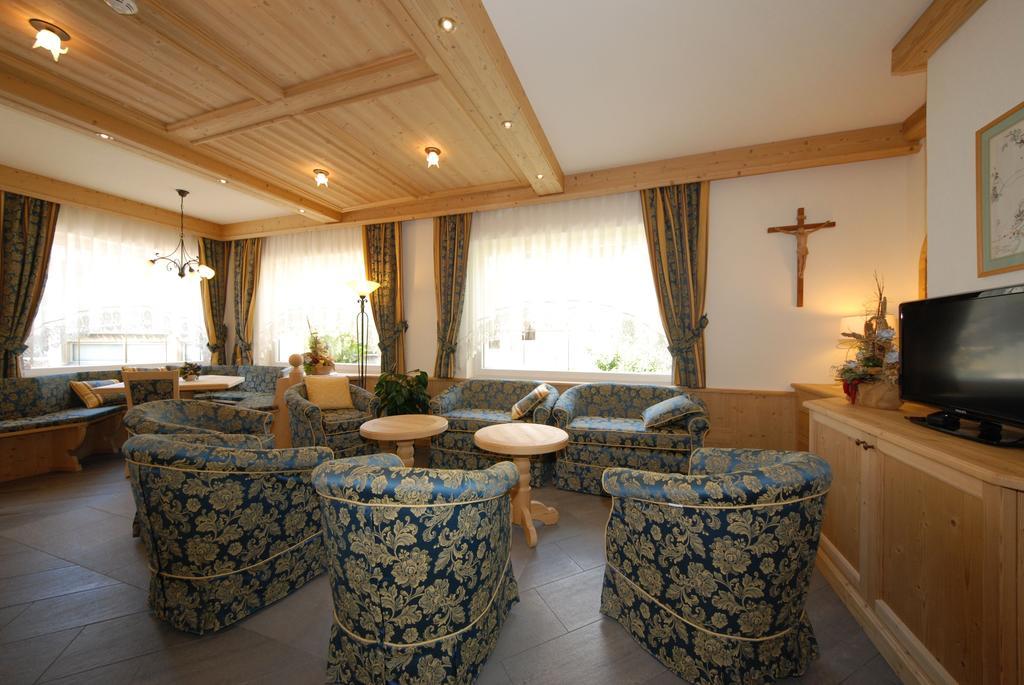 Hotel L'Ideale Моена Екстериор снимка