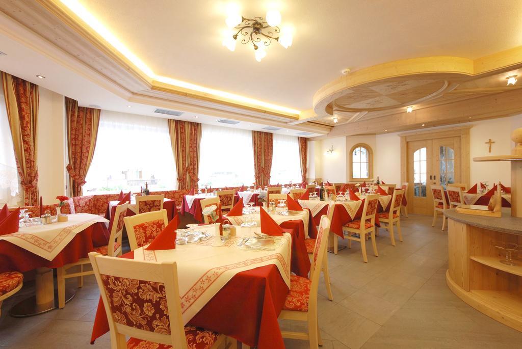 Hotel L'Ideale Моена Екстериор снимка